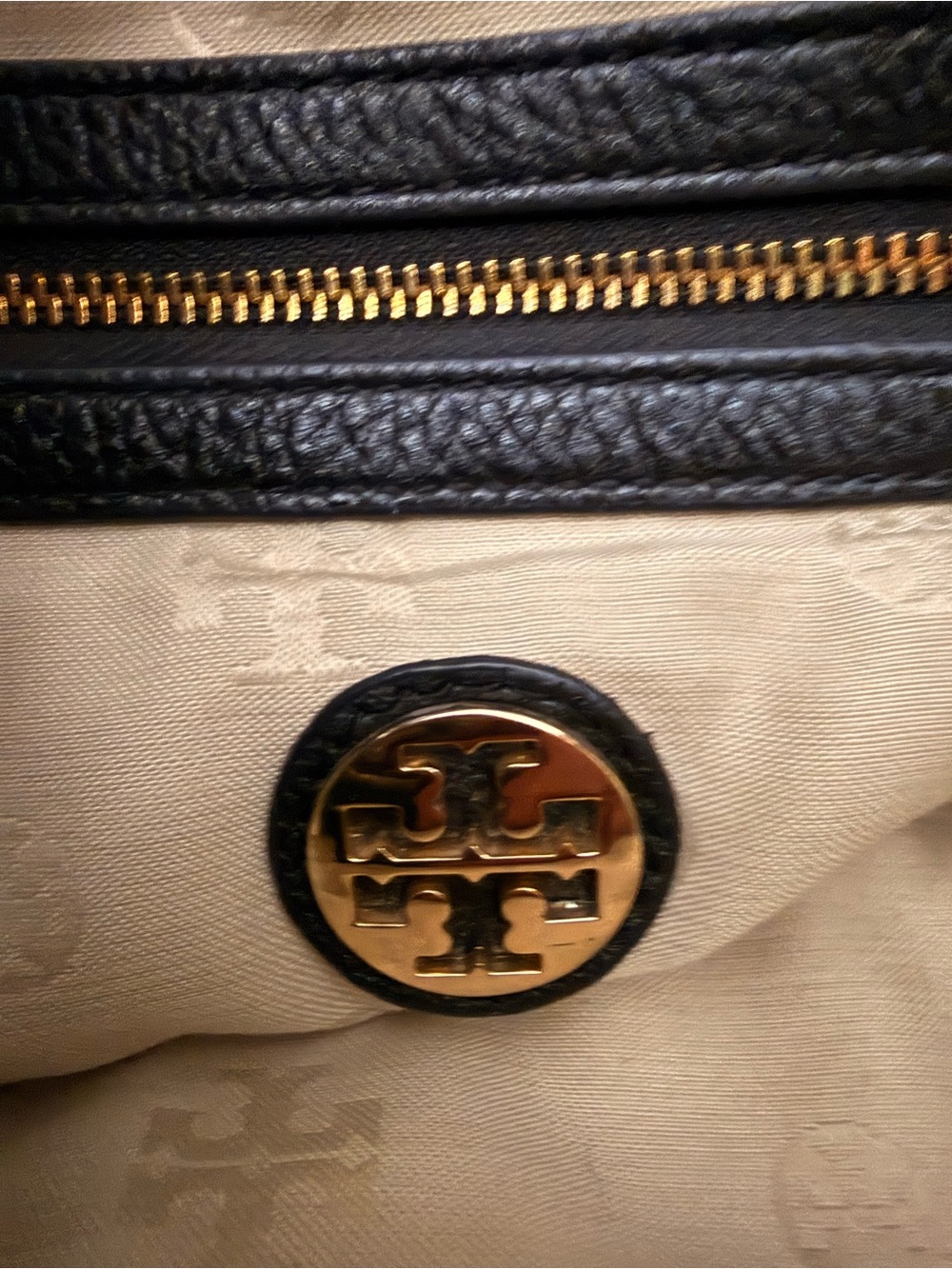 Tory Burch Black Leather Amanda bag with Gold-Tone Logo Hardware - Picture 6 of 10